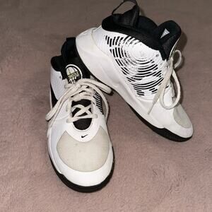 Nike Team Hustle D9 'White Black' AQ4224-100 4yr